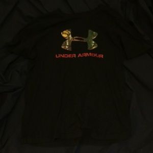Black underarmor tshirt